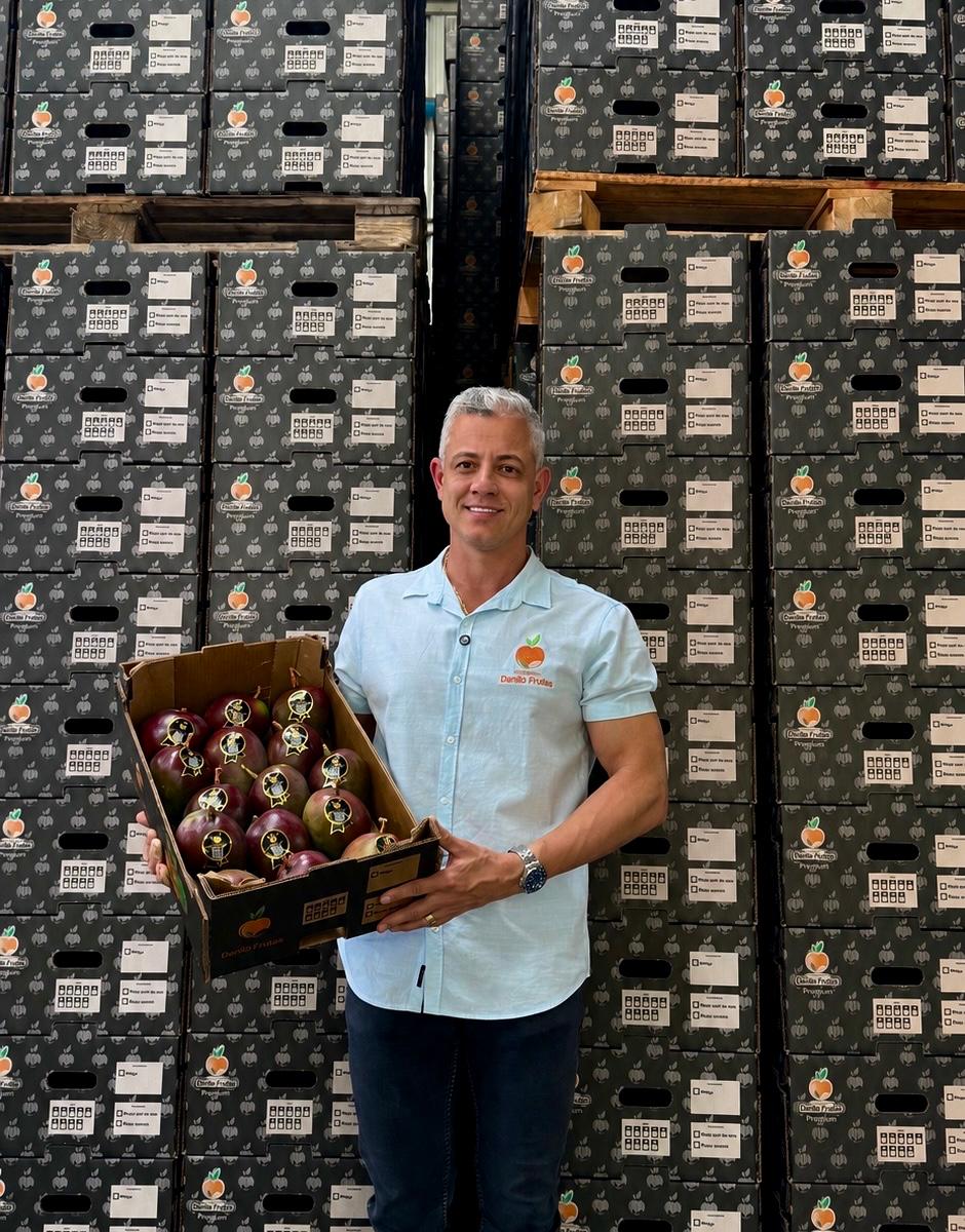 Danilo Valença, fundador da Comercial Danilo Frutas, no galpão